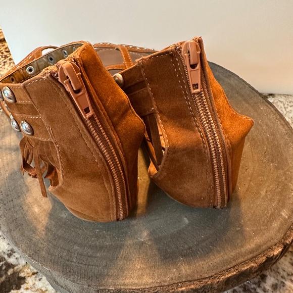 Call it Spring-Fringed Ankle Brown Leather Sandals.  Size 10. - Picture 4 of 5